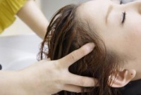 有的人护理一段时间后，洗头时又出现脱发？